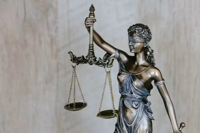 Estátua de bronze da Justiça vendada segurando uma balança